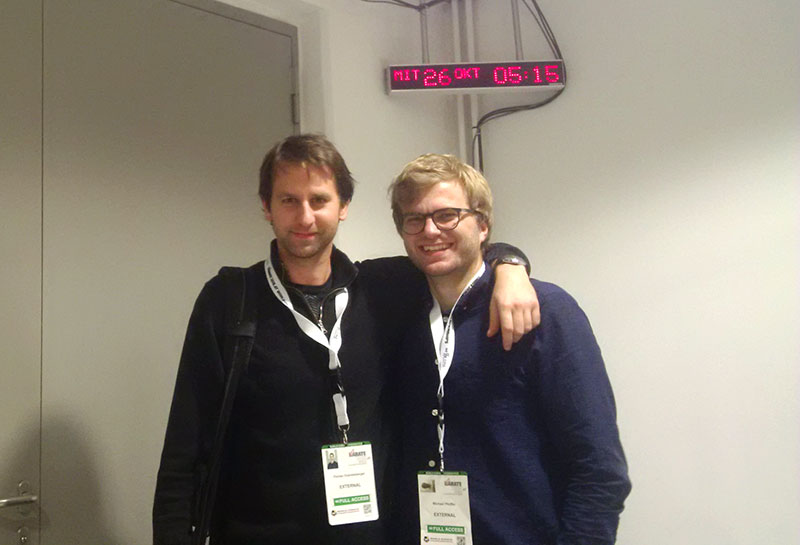 Zwei Mitarbeiter der LINZ AG TELEKOM bei der Arbeit bei der Karate WM.