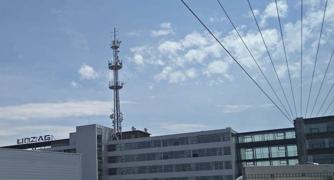 Gebäude des LINZ AG-Centers mit Sendemast.