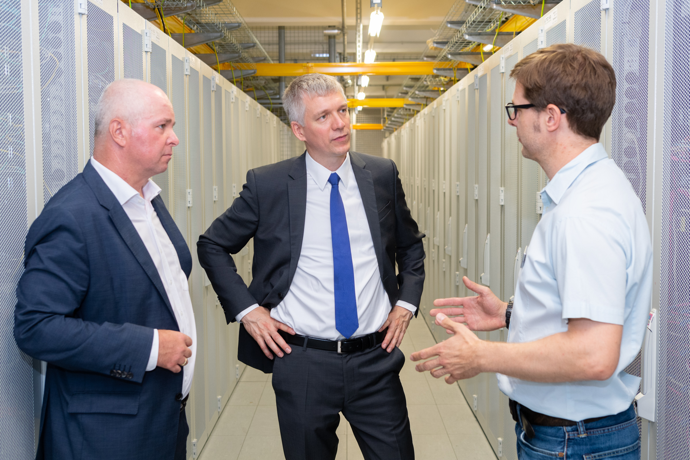 Drei Herren unterhalten sich im LINZ AG Data Center