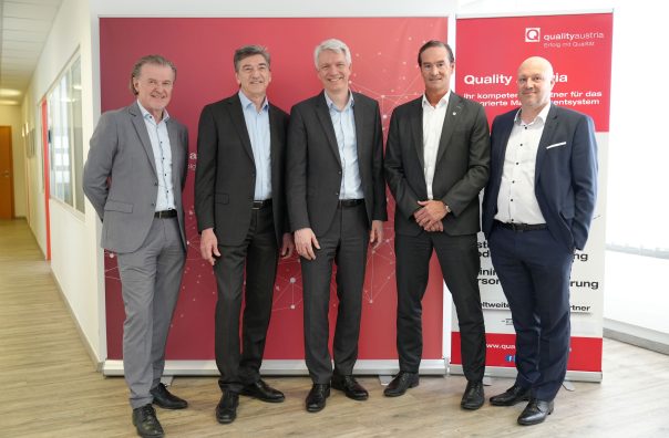 Die Qualitätspartner Kurt Brandstätter (Vertriebsleiter LINZ AG TELEKOM), Christoph Mondl (Co-Geschäftsführer Quality Austria Holding GmbH), Josef Siligan (LINZ AG-Vorstandsdirektor), Werner Paar (Co-Geschäftsführer Quality Austria Holding GmbH), Hannes Breinesberger (LINZ AG TELEKOM) stehen nebeneinander.