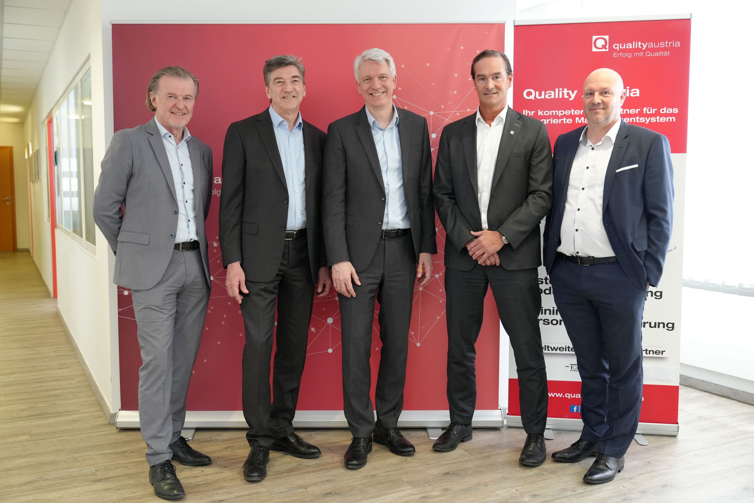 Die Qualitätspartner Kurt Brandstätter (Vertriebsleiter LINZ AG TELEKOM), Christoph Mondl (Co-Geschäftsführer Quality Austria Holding GmbH), Josef Siligan (LINZ AG-Vorstandsdirektor), Werner Paar (Co-Geschäftsführer Quality Austria Holding GmbH), Hannes Breinesberger (LINZ AG TELEKOM) stehen nebeneinander.